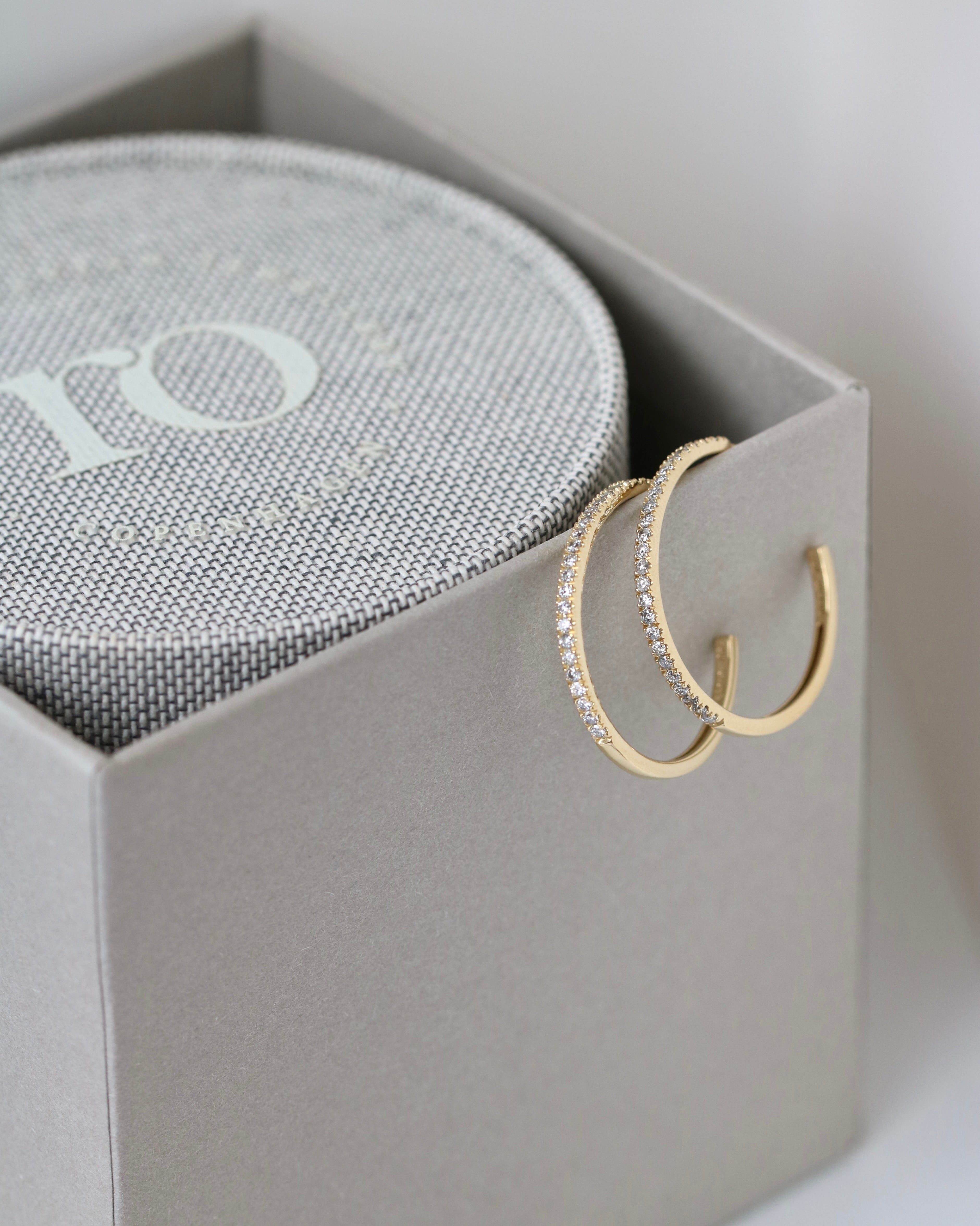 Rock Classic Grey Diamant Hoop M - 18kt Gult Gull
