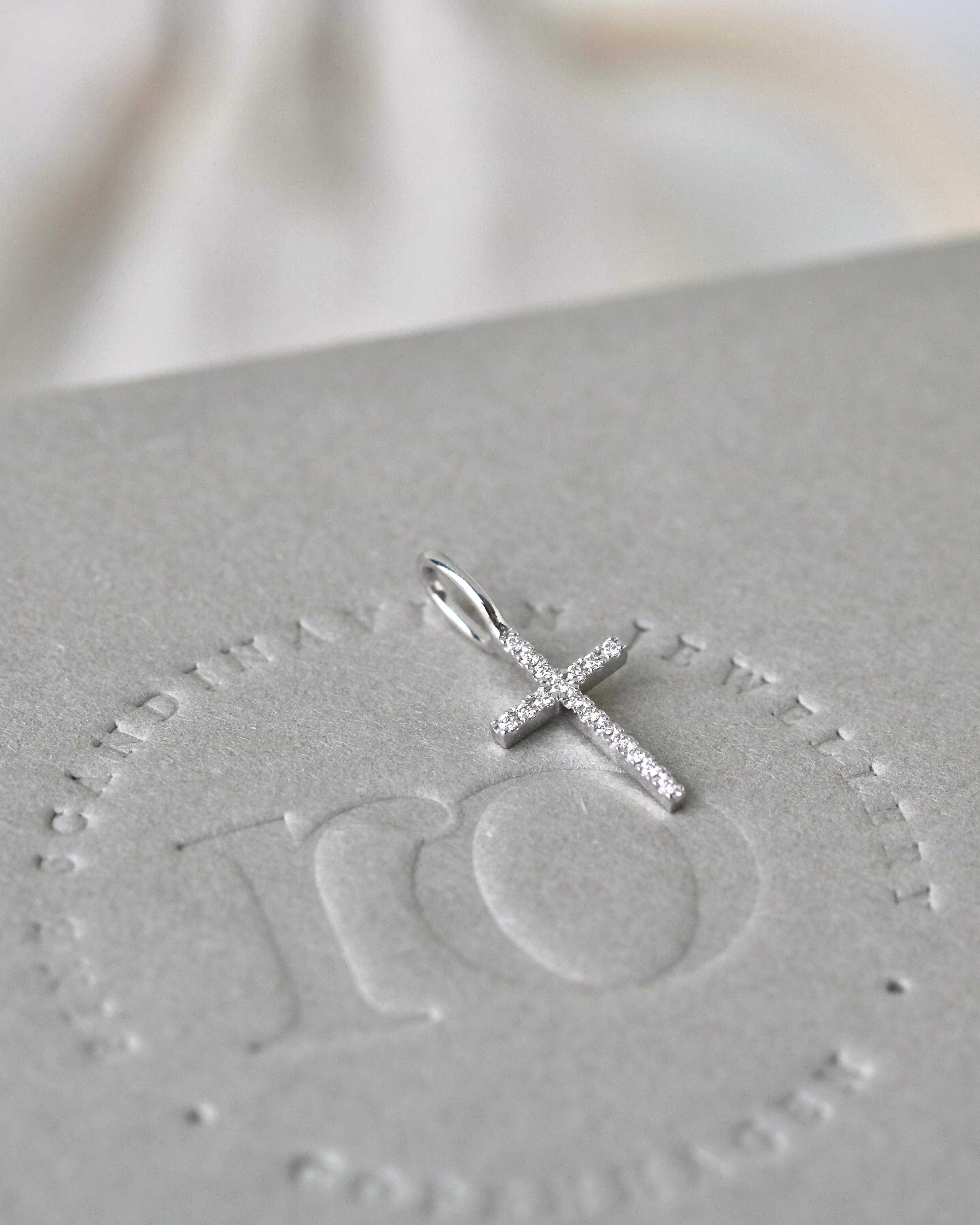 Symbols Kors Diamant Anheng - 18kt Hvitt Gull