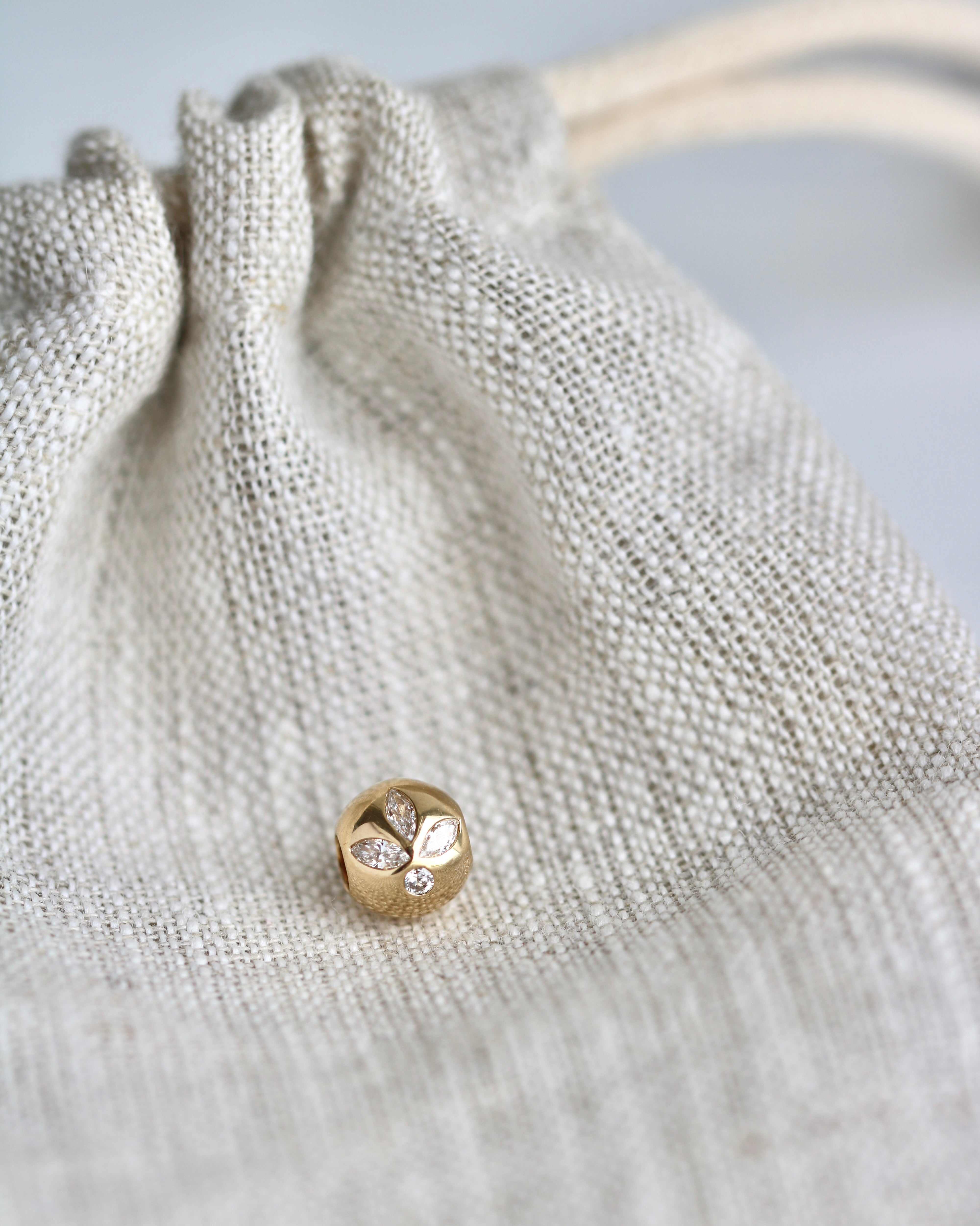 Inner Peace Diamant Lotus Perle - 18kt Gult Gull