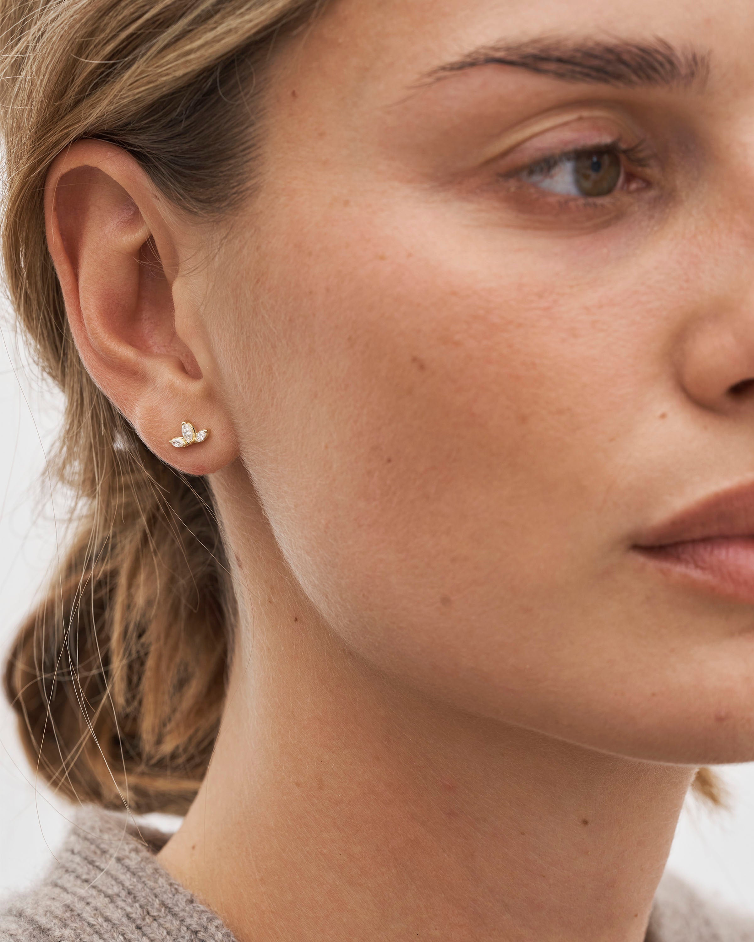 Inner Peace Lotus diamant ørestikk – 18kt Gult Gull
