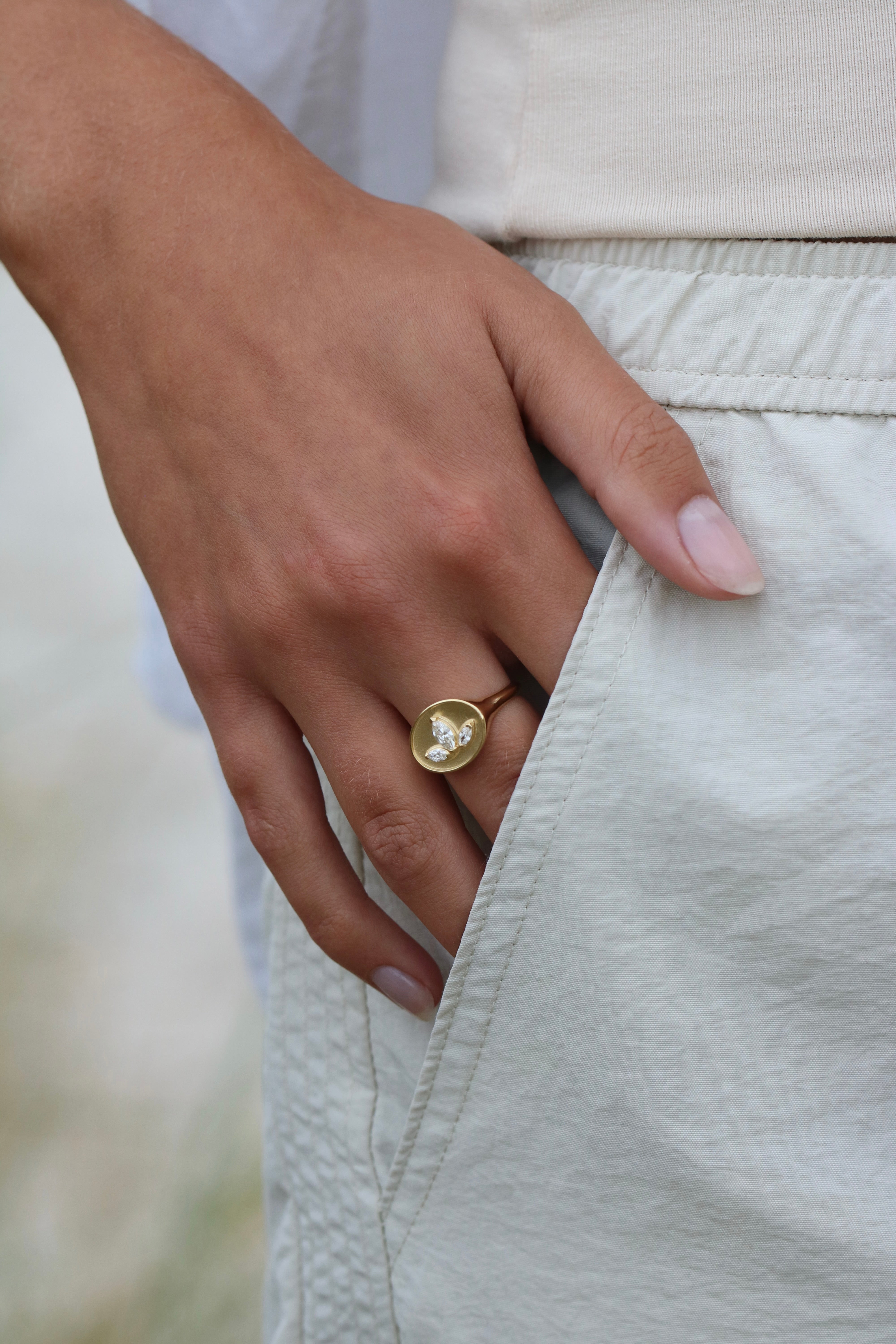 Inner Peace Lotus Diamantring - 18kt Gult Gull