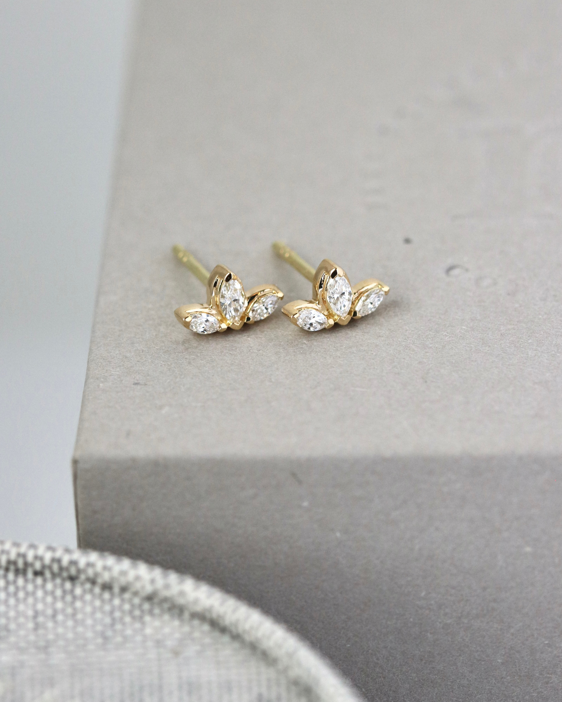 Inner Peace Lotus diamant ørestikk – 18kt Gult Gull