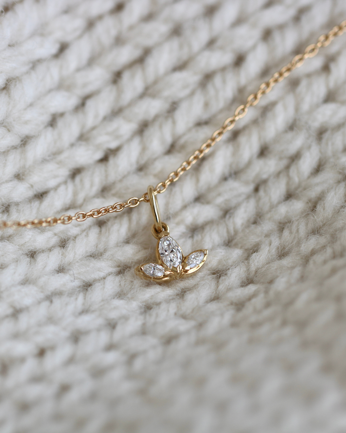 Inner Peace Lotus diamantanheng - 18kt Gult Gull
