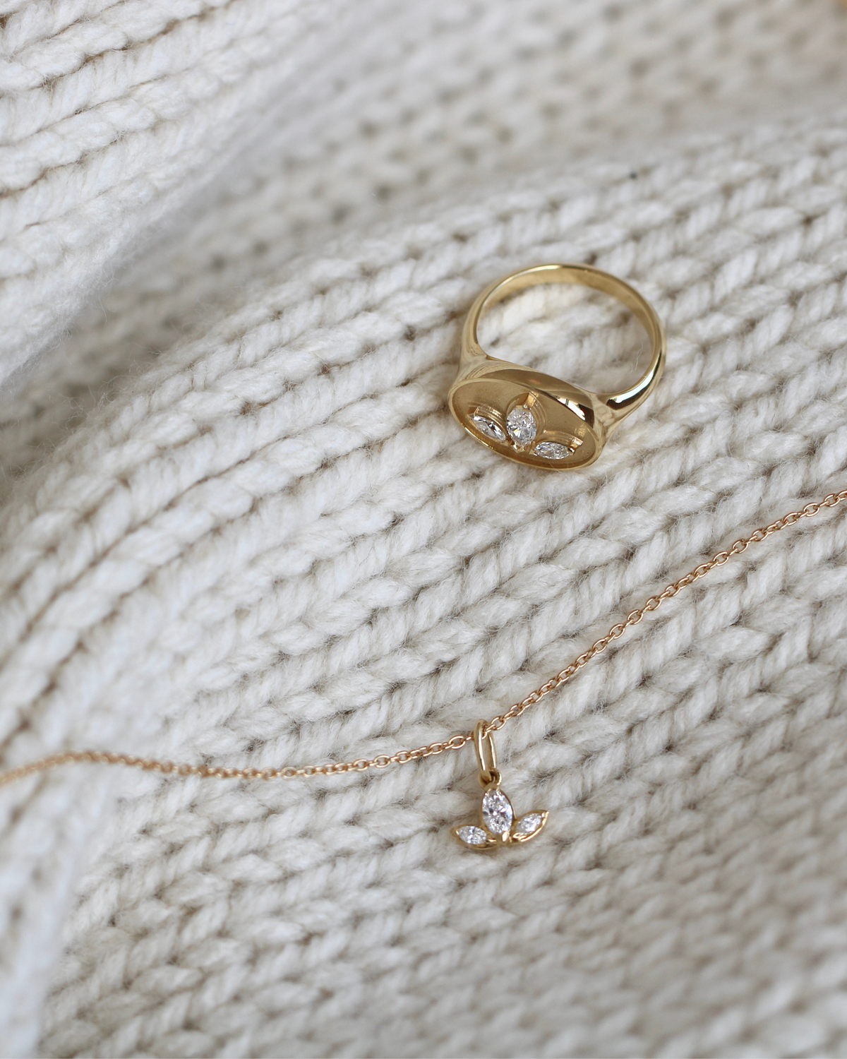 Inner Peace Lotus diamantanheng - 18kt Gult Gull