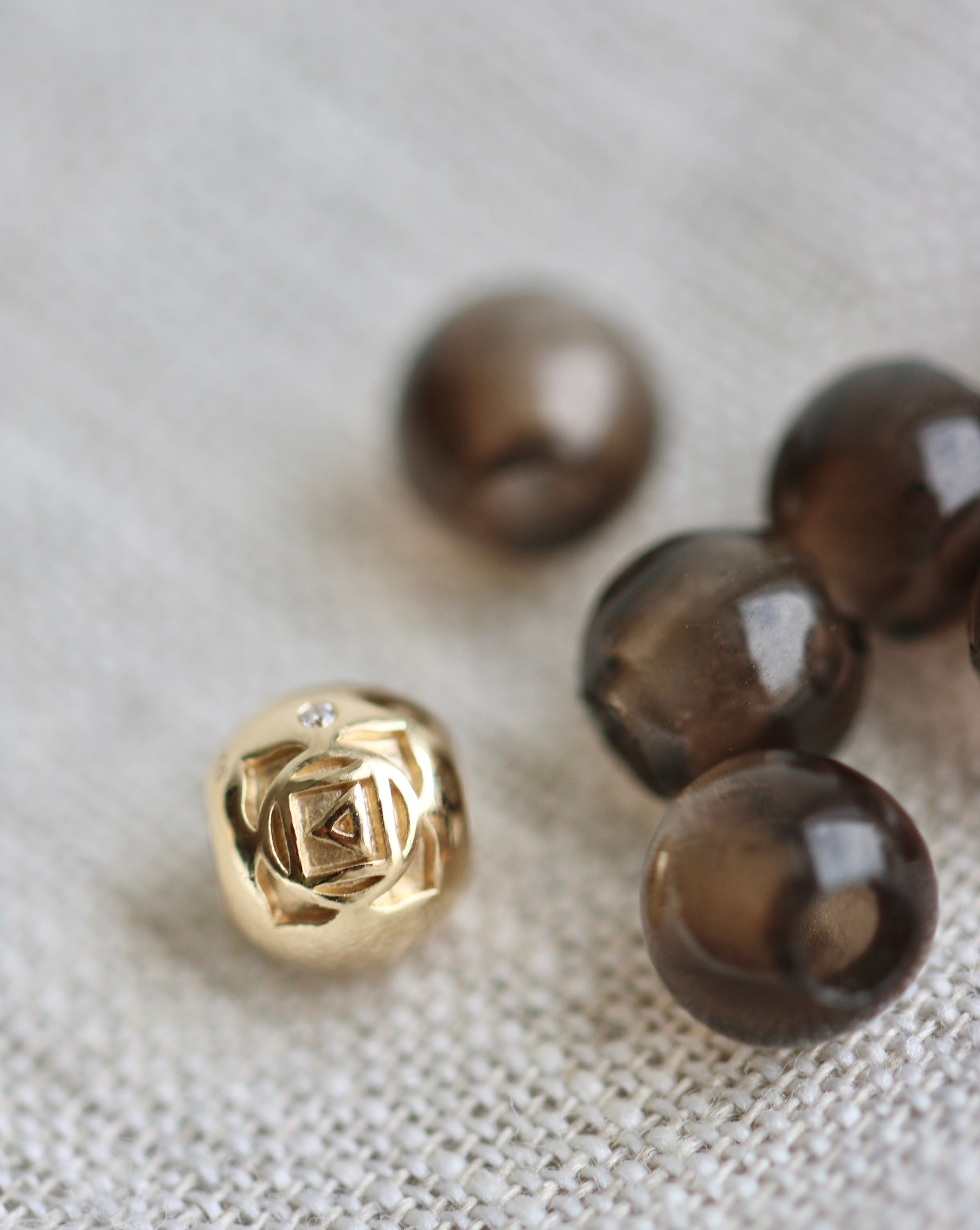 Inner Peace Rotchakra Perle - 18kt Gult Gull