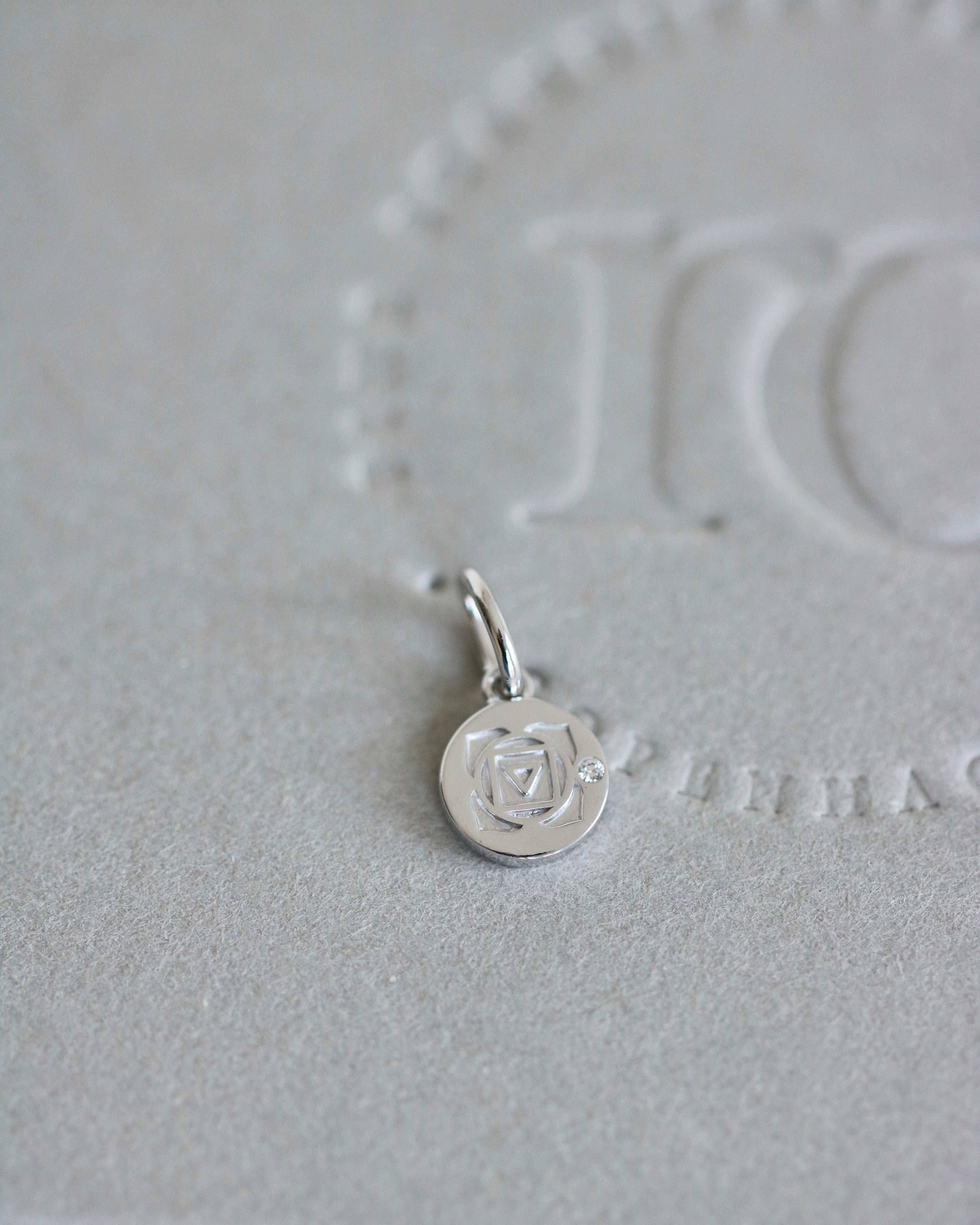 Inner Peace Rotchakra Anheng - 18kt Hvitt Gull