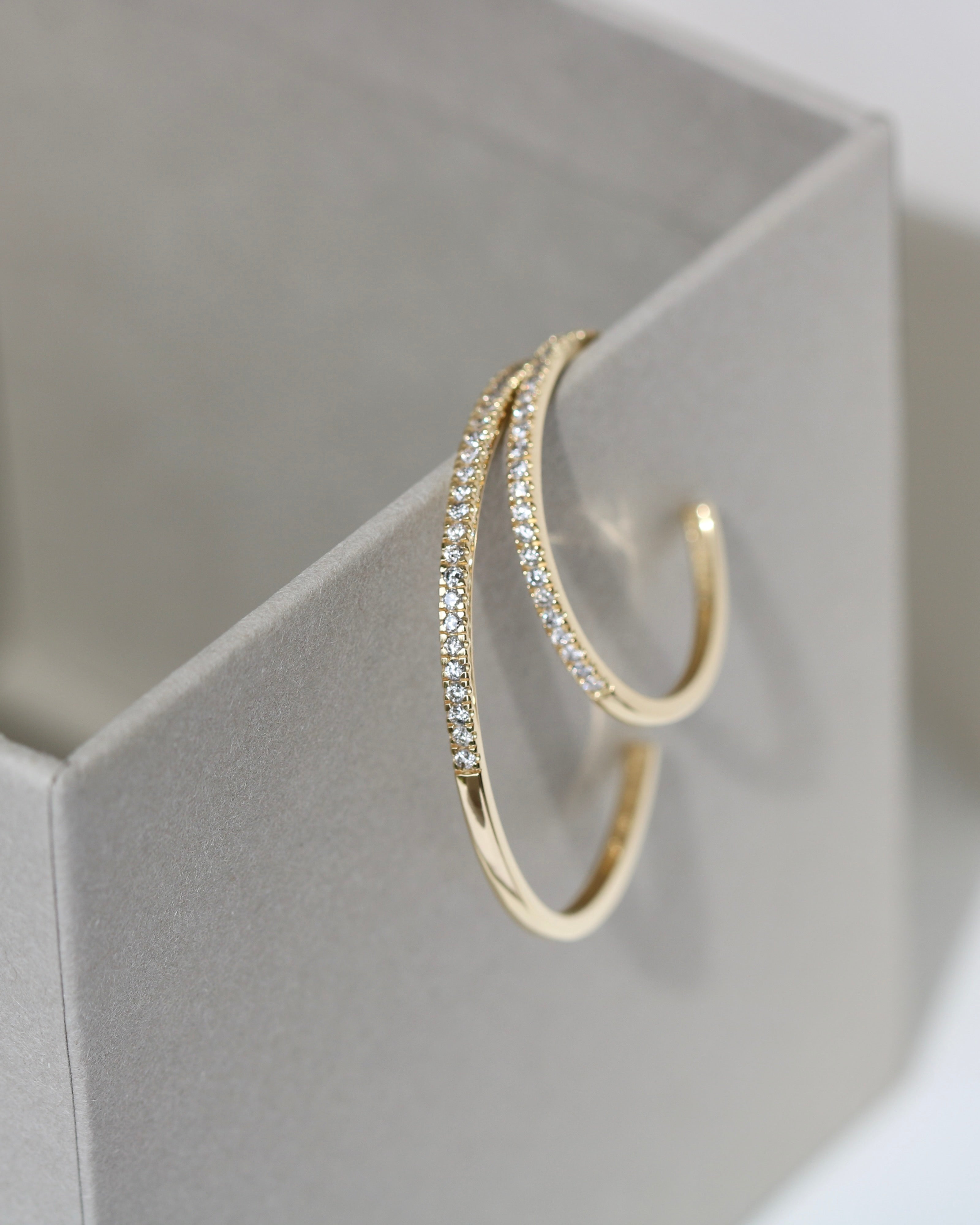 Rock Classic Grey Diamant Hoop L - 18kt Gult Gull