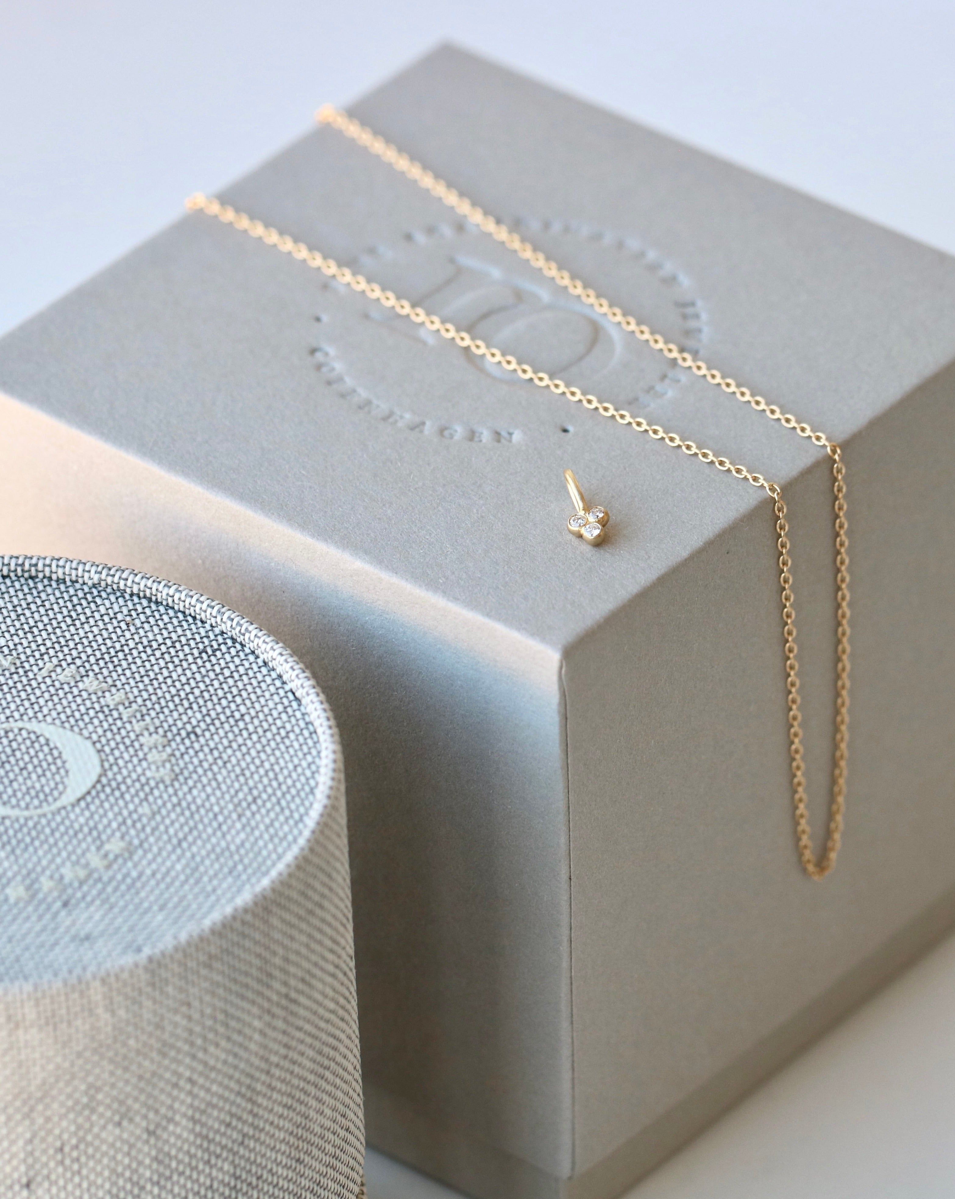 Orbit Dot Anheng - 18kt Gult Gull