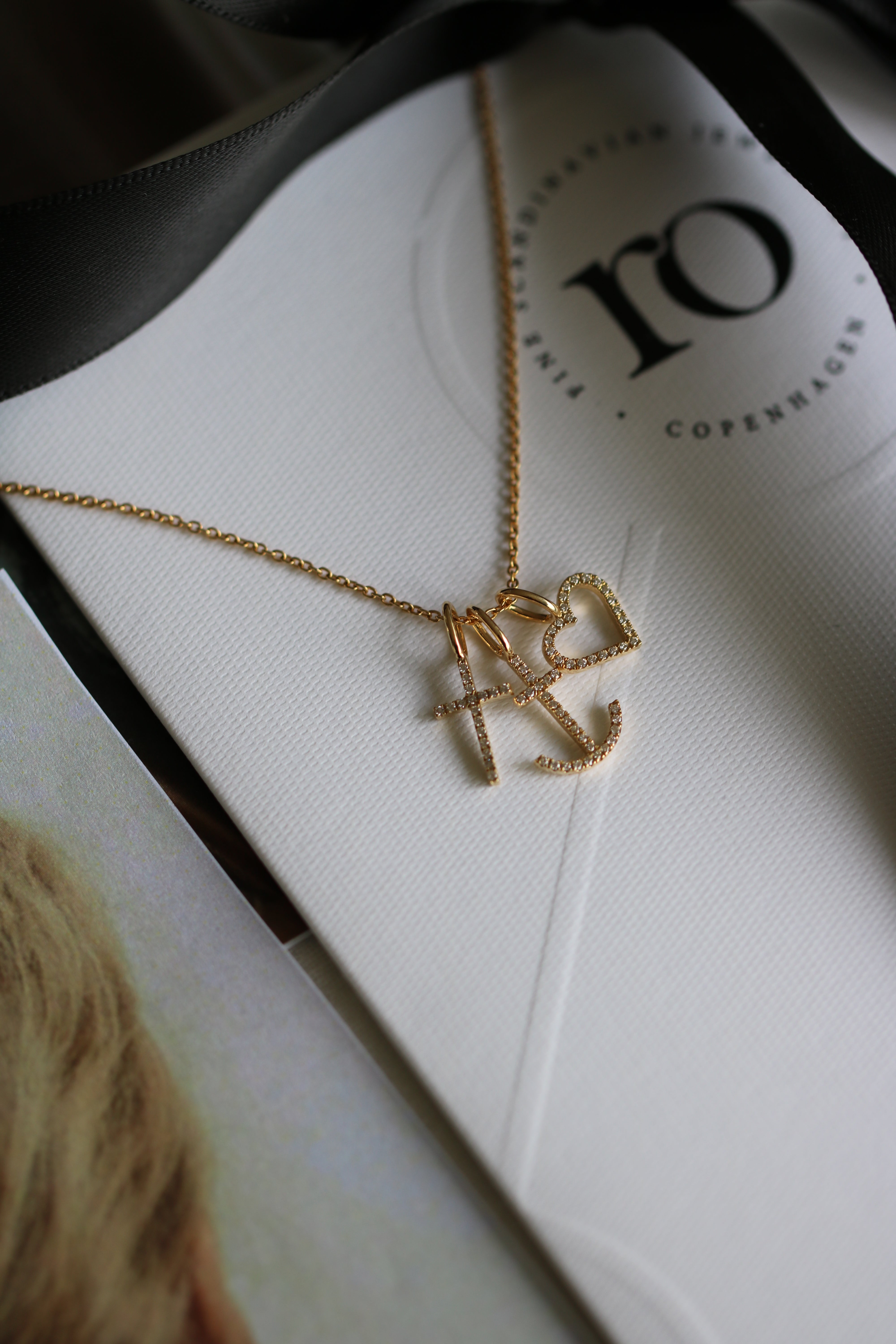 Symbols Open Heart diamant Anheng - 18kt Gult Gull