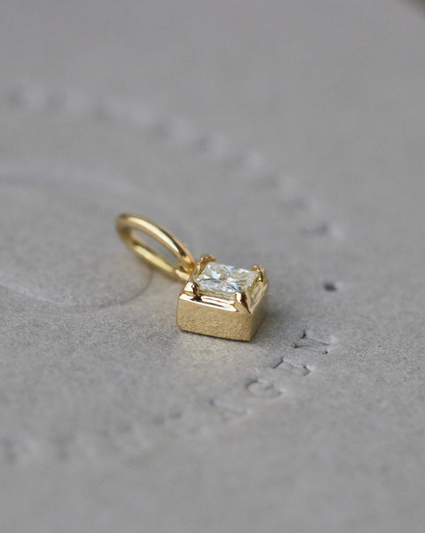 Rå Classic Diamond Pendant M - 18kt Yellow Gold