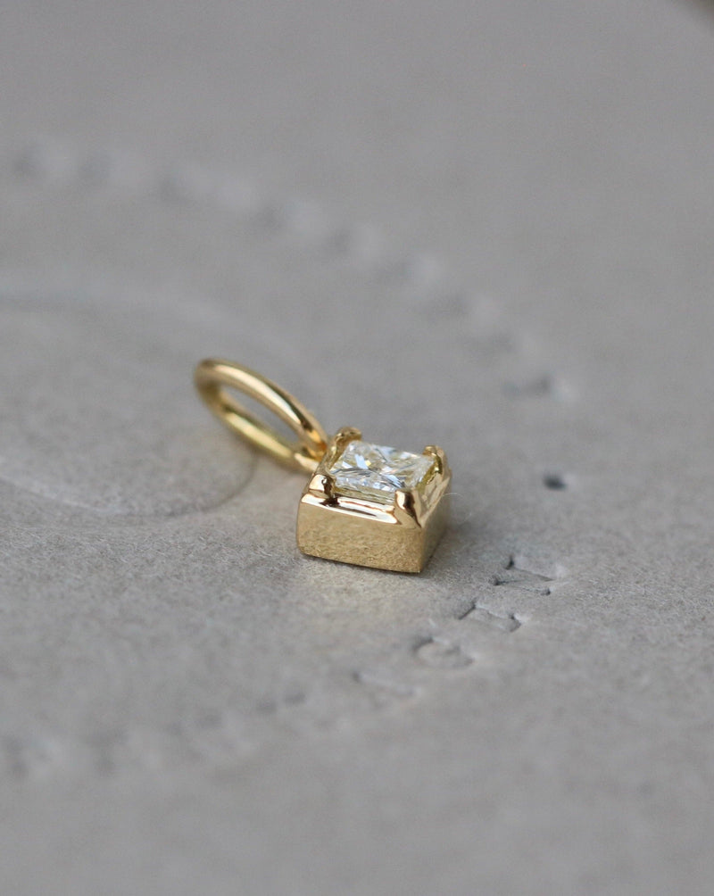 Rå Classic Diamond Pendant M - 18kt Yellow Gold