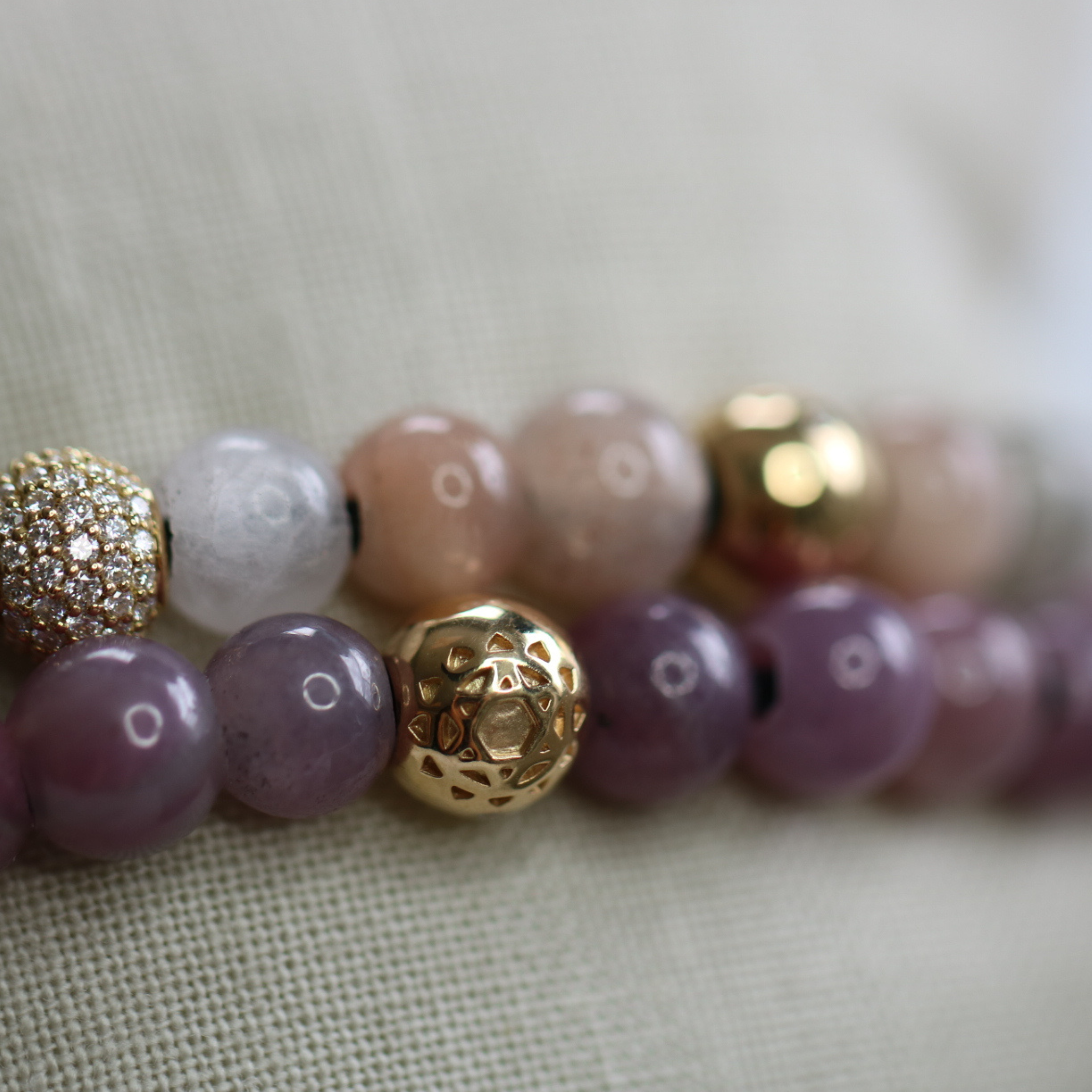 Inner Peace Hjertechakra armbånd – 18kt Gult Gull