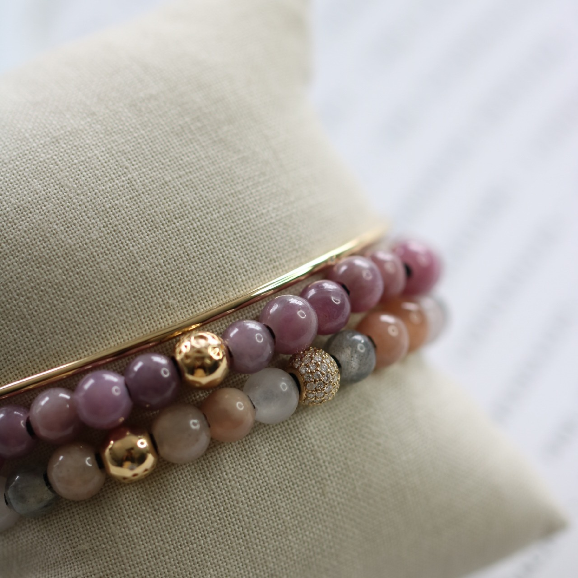 Inner Peace Hjertechakra armbånd – 18kt Gult Gull