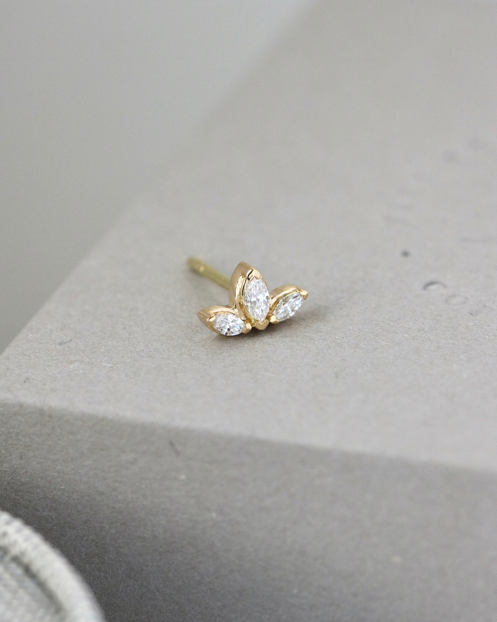 Inner Peace Lotus diamant ørestikk – 18kt Gult Gull