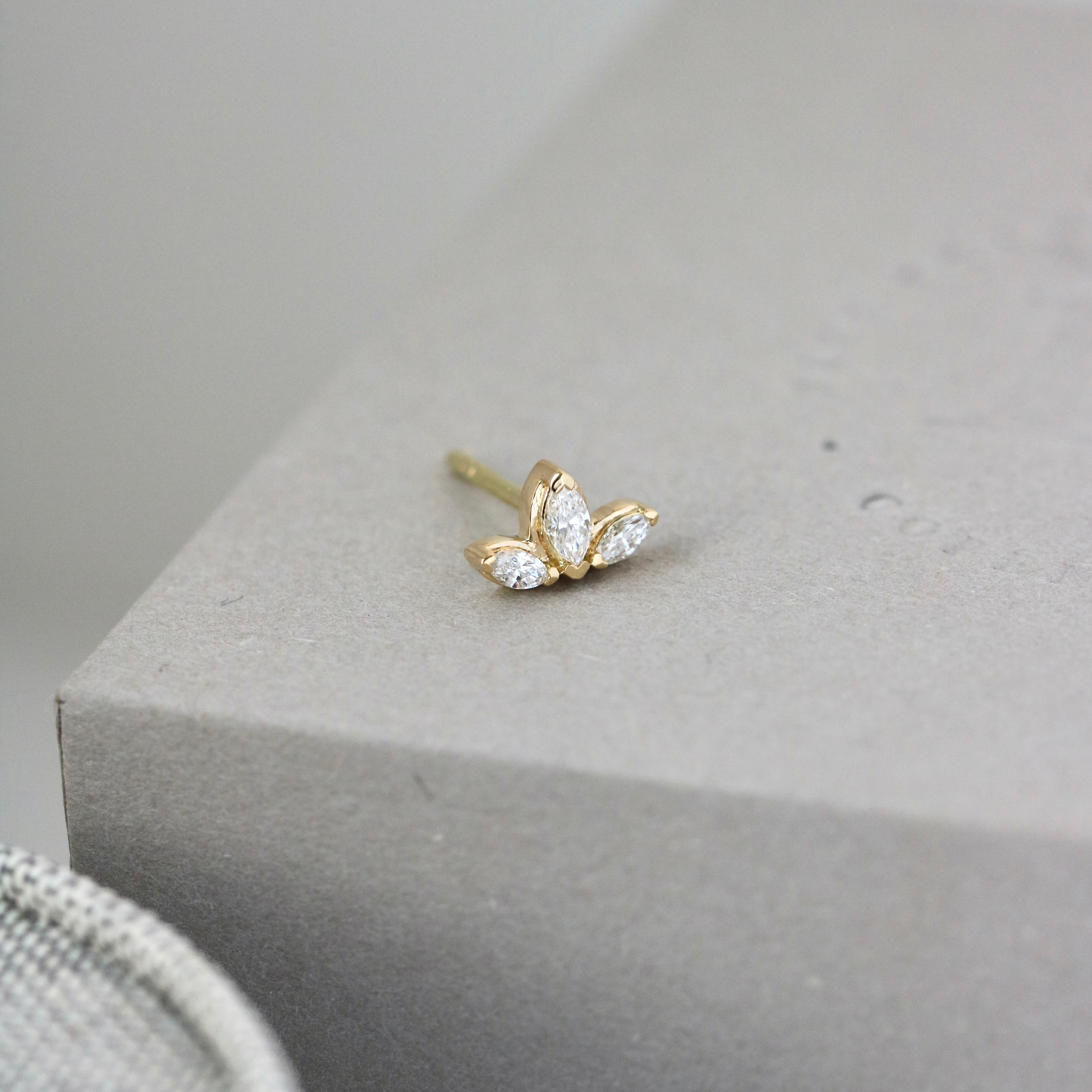 Inner Peace Lotus diamant ørestikk – 18kt Hvitt Gull