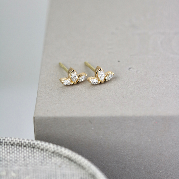 Inner Peace Lotus diamant ørestikk – 18kt Hvitt Gull