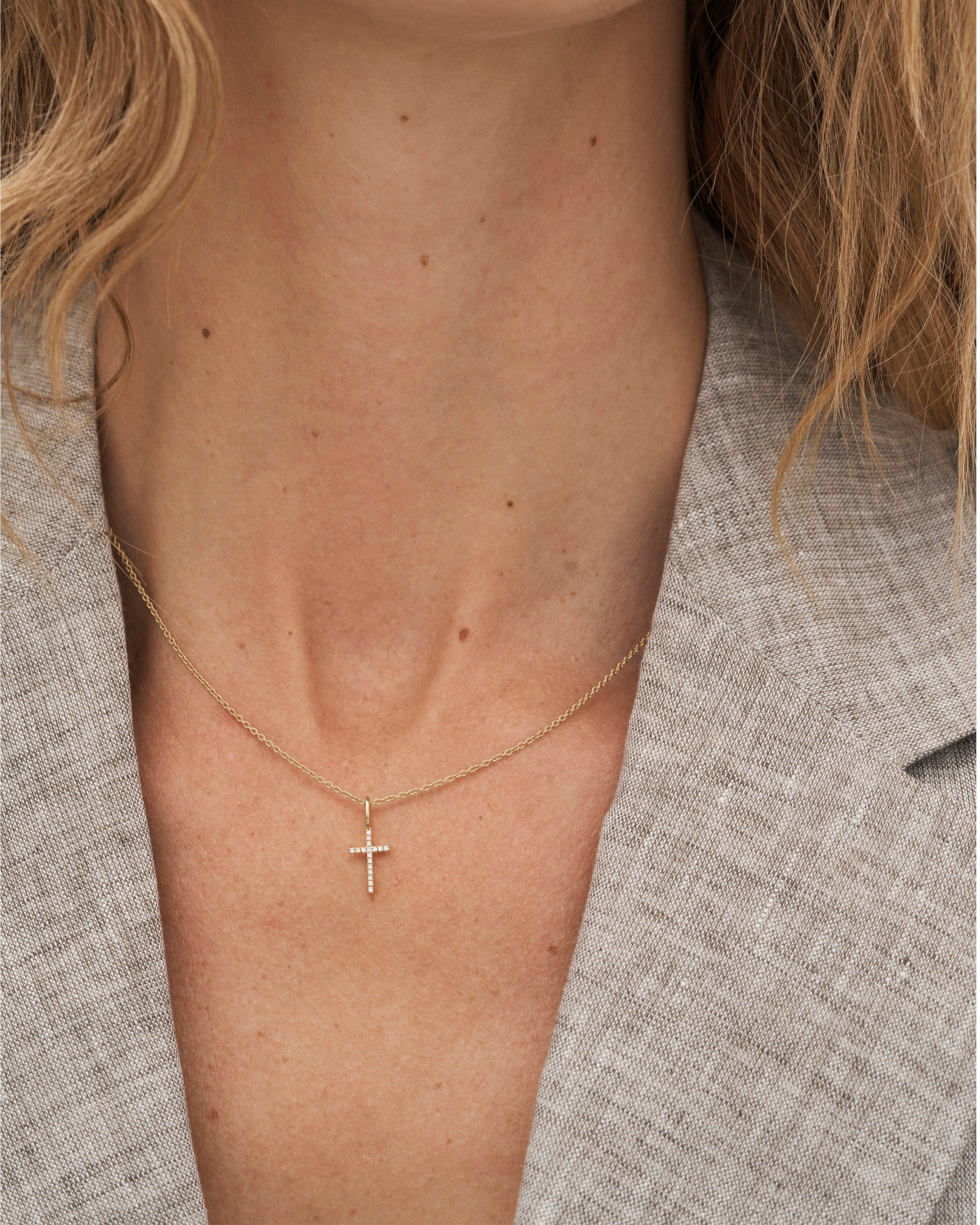 Symbols Kors Diamant Anheng - 18kt Gult Gull