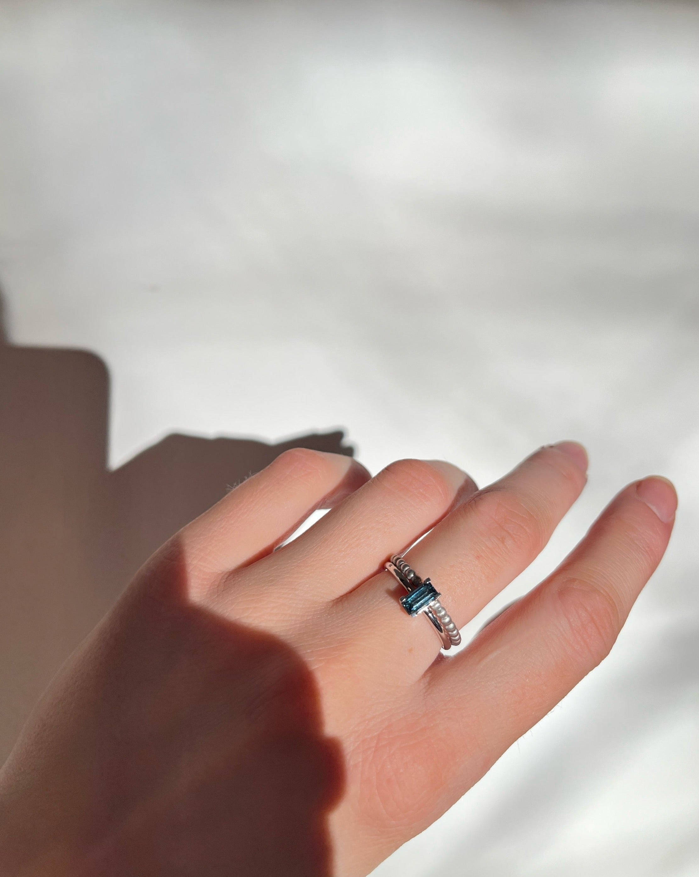 Orbit Dot Ring - 18kt Hvitt Gull