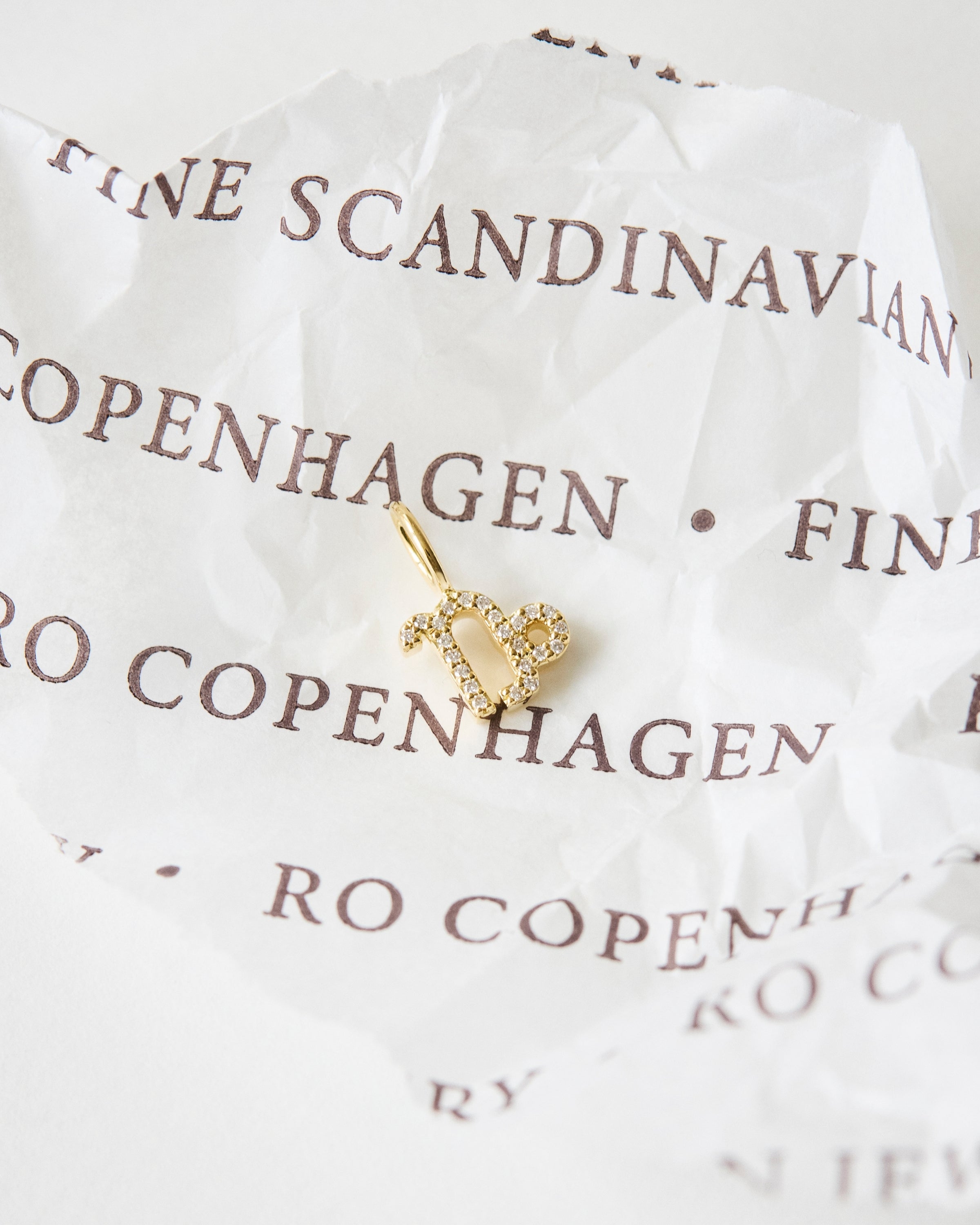 My Steinbukken Diamant Anheng - 18kt Gult Gull