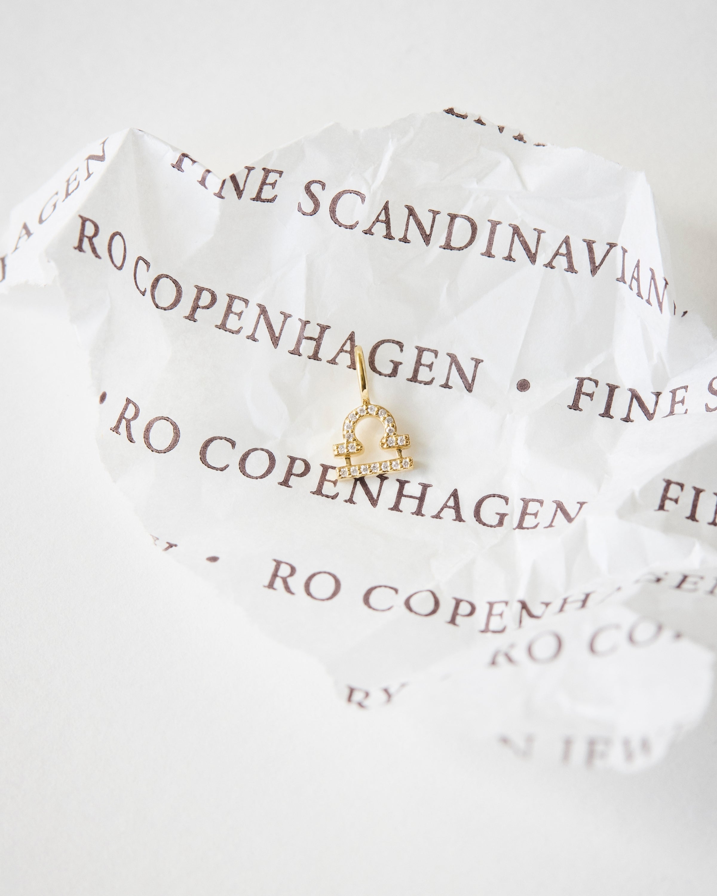 My Vekten Diamant Anheng - 18kt Gult Gull